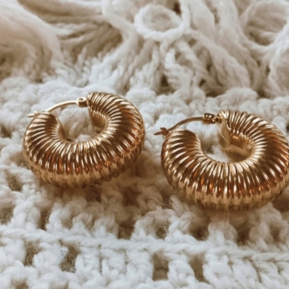 [ Anthropologie Bohemian Minimalist Gold Chunky Ribbed Coil Mini Hoop Earrings ] - Picture 3 of 6